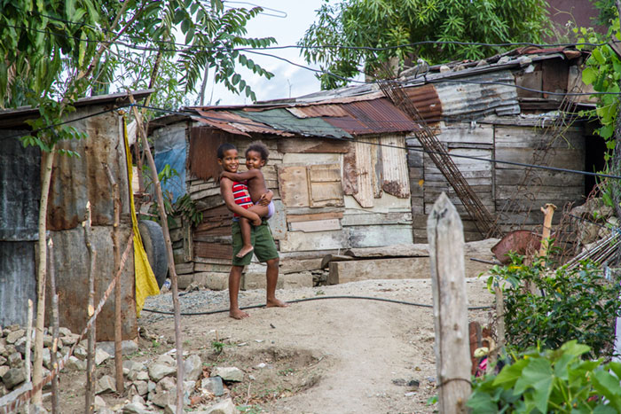 foto della galleria immagini di fausto argomento: Cortile in periferia